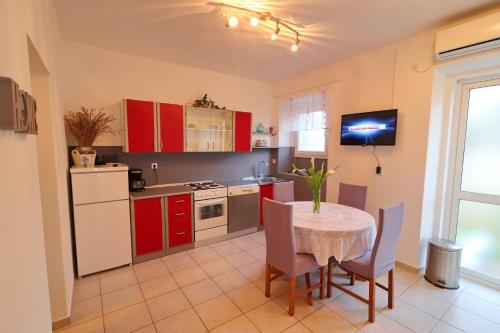 Η κουζίνα ή μικρή κουζίνα στο Seaside Apartment Franica
