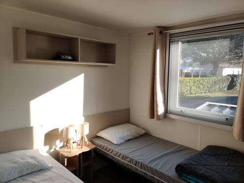 Un pat sau paturi într-o cameră la GH Vacances La Réserve