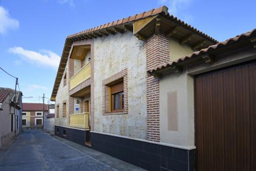 an alley with a building with a garage at LOS ALISOS Segovia in Coca