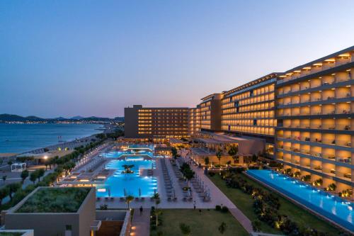 Amada Colossos Resort في فاليراكي: اطلالة الفندق على المسبح والمحيط
