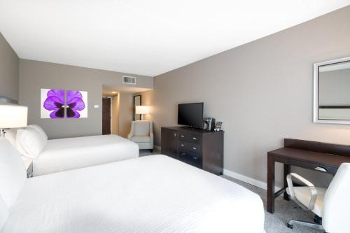 Una cama o camas en una habitación de Holiday Inn Wilmington by IHG