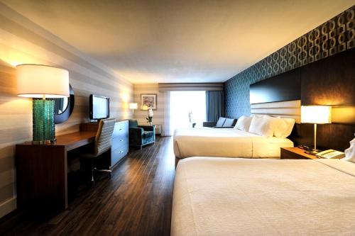 Ένα ή περισσότερα κρεβάτια σε δωμάτιο στο Holiday Inn Niagara Falls-By the Falls by IHG