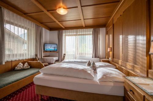 a bedroom with a large bed in a room at Pension Kumbichlhof in Mayrhofen