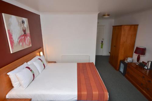 Una cama o camas en una habitación de Holiday Inn Ipswich Orwell by IHG