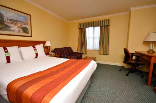 Una cama o camas en una habitación de Holiday Inn Ipswich Orwell by IHG