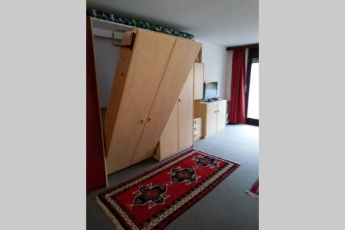 um quarto com uma porta aberta e um tapete vermelho em Lärchenwald 610 em Leukerbad
