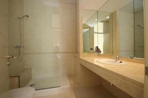 バルセロナにあるAz バルセロナ センターのバスルーム(洗面台、トイレ、鏡付)