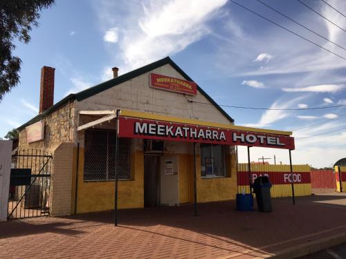 米卡薩拉的住宿－Meekatharra Hotel，一座建筑,上面标有读取墨西哥酒店