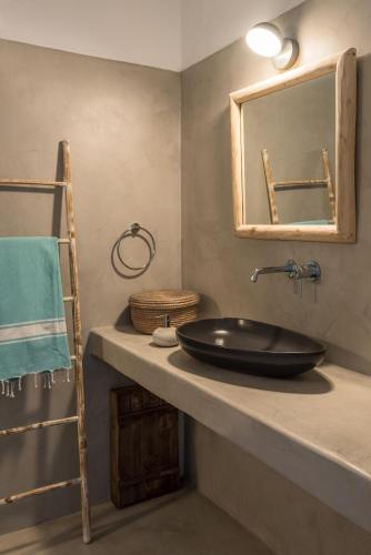 a bathroom with a sink and a mirror at Verina Terra in Platis Gialos