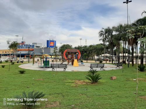un parque con bancos y un parque infantil en Flats Bueno em Goiânia, en Goiânia