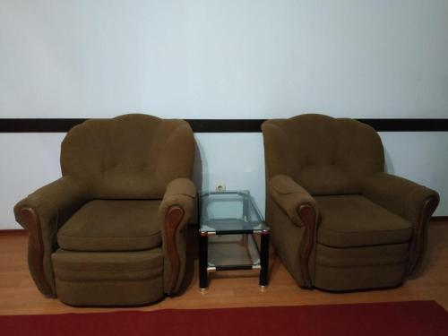 2 Stühle und ein Couchtisch in einem Zimmer in der Unterkunft Nice apartment near Gulliver in Kiew