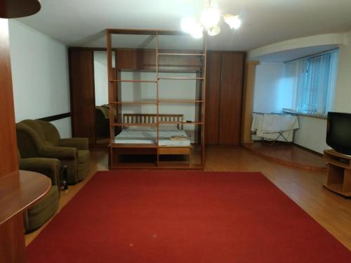 ein Wohnzimmer mit einem Sofa und einem roten Teppich in der Unterkunft Nice apartment near Gulliver in Kiew