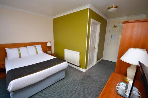 Una cama o camas en una habitación de Holiday Inn Ipswich Orwell by IHG