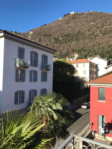 een uitzicht op een gebouw met een berg op de achtergrond bij Italian Fairytale Apartment by Rent All Como in Como