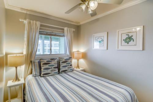 1 dormitorio con 1 cama con 2 lámparas y una ventana en Sea Cabin 347-C en Isle of Palms