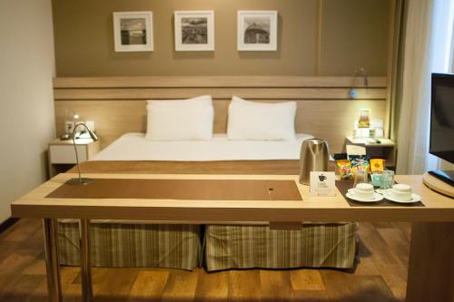 a hotel room with a bed and a desk with a bed sidx sidx sidx at Intercity Manaus in Manaus