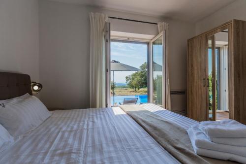 Posteľ alebo postele v izbe v ubytovaní Elegant new villa Laura An with private pool in Porec