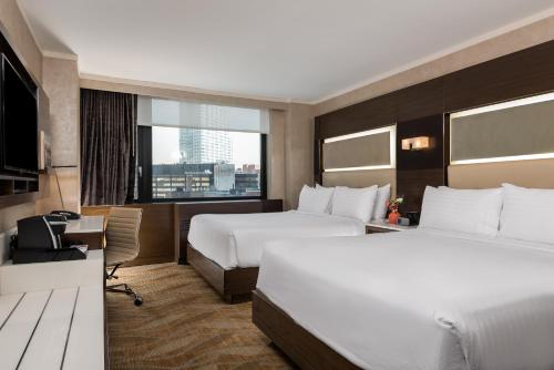 een hotelkamer met twee bedden en een bureau bij Holiday Inn Brooklyn Downtown by IHG in Brooklyn