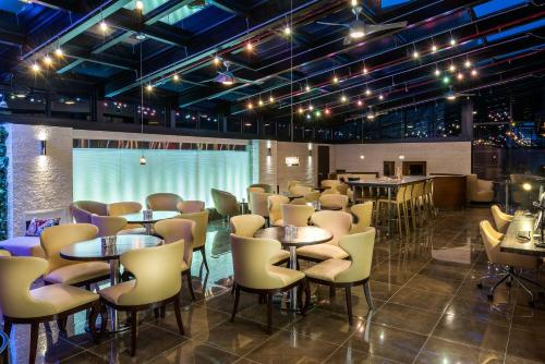 a restaurant with tables and chairs in a room at Holiday Inn Brooklyn Downtown by IHG in Brooklyn