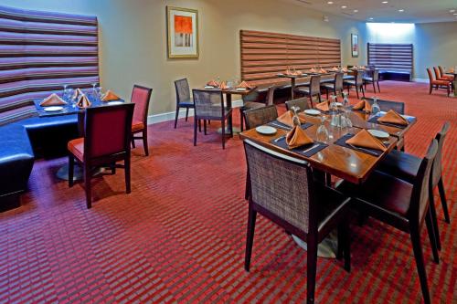 Un restaurante o sitio para comer en Holiday Inn Long Island City - Manhattan View, an IHG Hotel