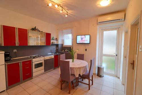 Η κουζίνα ή μικρή κουζίνα στο Seaside Apartment Franica