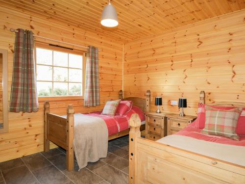 Un pat sau paturi într-o cameră la Allt Lodge