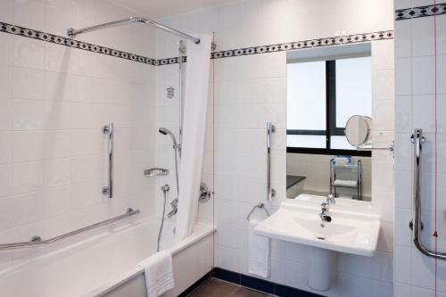 y baño blanco con lavabo y ducha. en Best Western London Heathrow Ariel Hotel en Hillingdon