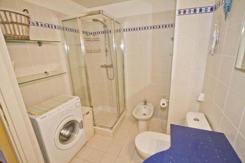 une salle de bain avec machine à laver et toilettes dans l'établissement PROMENADE HOLIDAY - GRIMALDI CITY CENTER, à Nice