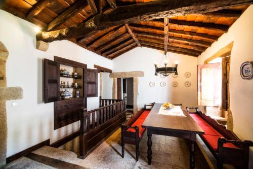ein Esszimmer mit einem Holztisch und Stühlen in der Unterkunft Quinta Da Agra in Ponte de Lima