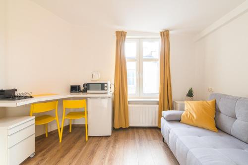 Η κουζίνα ή μικρή κουζίνα στο Studio Błękitny Wieloryb przy plaży, molo, idealny dla podróżników