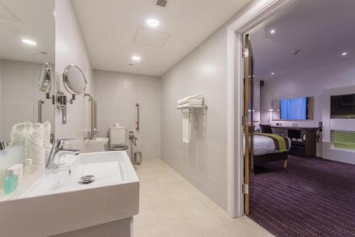 Ett badrum på Holiday Inn London Watford Junction, an IHG Hotel