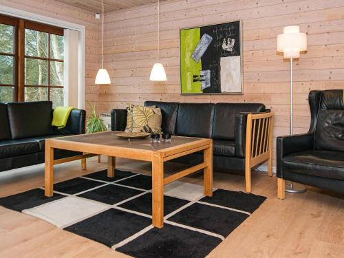 Sala de estar con sofás y mesa de centro en 6 person holiday home in Bl vand, en Blåvand