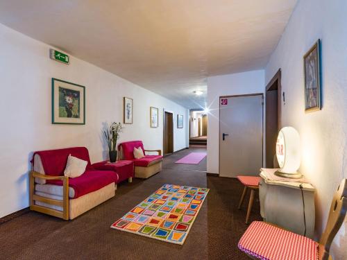 キルヒビッヒルにあるLandgasthof Oberlanderのリビングルーム(赤い椅子、ソファ付)