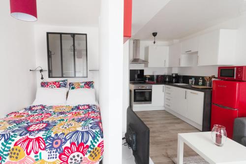 una cocina y un dormitorio con una cama en una habitación en Chez Fred&Vir Arras, en Arras