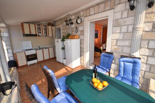 eine Küche und einen Tisch mit einer Schale Obst darauf in der Unterkunft SeaSide House in Herceg-Novi
