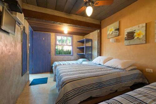 um quarto com duas camas num quarto em Mandala Maresias em Maresias