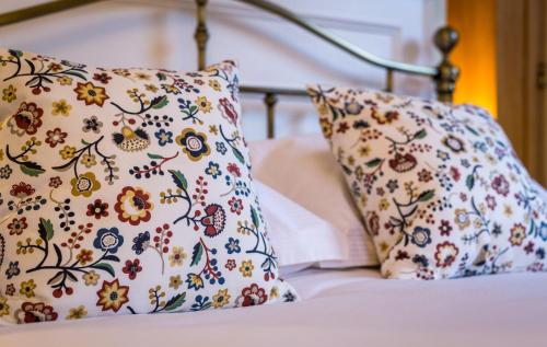 En eller flere senge i et værelse på Portland House