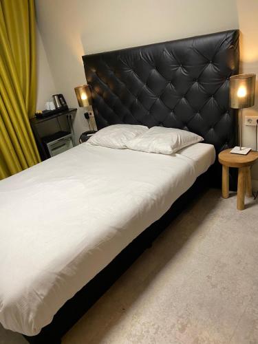 Katil atau katil-katil dalam bilik di Camp-Inn Hotel