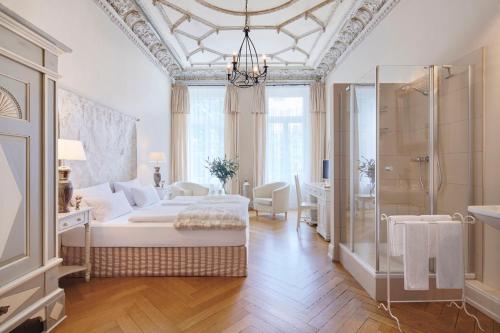 ein Schlafzimmer mit einem großen Bett und einer Dusche in der Unterkunft Hotel am Museum in Hamburg