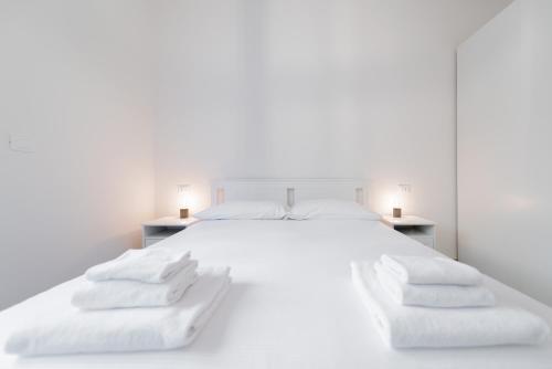 En eller flere senge i et værelse på Realkasa Old Town Flat