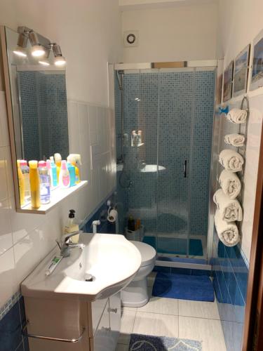 シラクーサにあるDomus Archimedeのバスルーム(シャワー、洗面台、トイレ付)