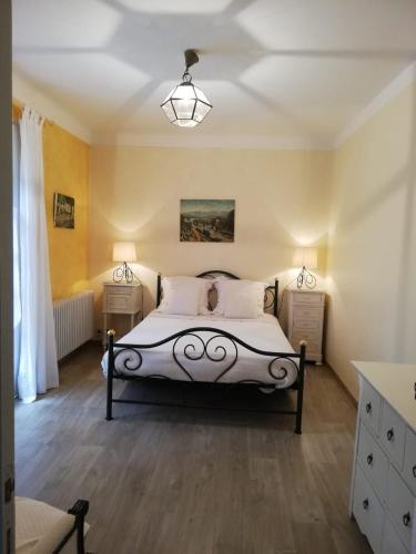 - une chambre avec un lit doté de draps blancs et d'un plafond dans l'établissement Villa Les Carlets, à Saignon