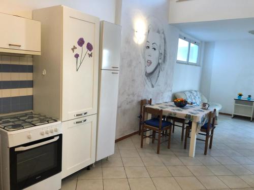 een keuken met een tafel en een eetkamer bij Casa vacanza Marilyn Monroe in Martinsicuro