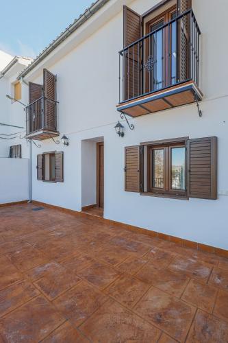 a large room with wooden floors and balconies at Fantástica Casa de 3 BR y 3 Baños - Casa de Relax- in Montefrío