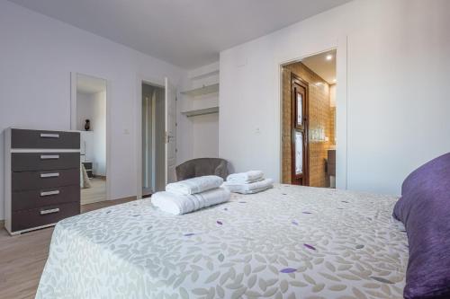 a bedroom with a large bed with towels on it at Fantástica Casa de 3 BR y 3 Baños - Casa de Relax- in Montefrío