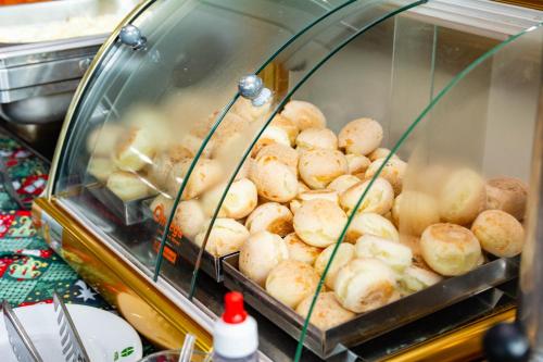a bunch of bagels are being cooked in an oven at Hotel Fazenda Golden Park Campos do Jordão in Campos do Jordão