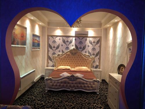 1 dormitorio con 1 cama con pared en forma de corazón en Vnukovo Atlantis, en Moscú