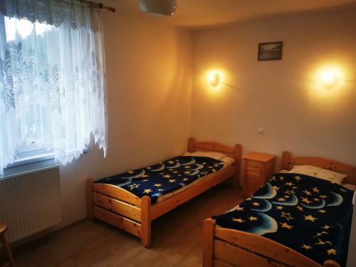 Un pat sau paturi într-o cameră la Połonina