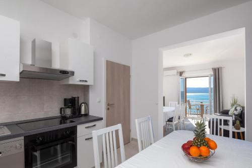 Kuchyň nebo kuchyňský kout v ubytování Apartments 20 meters from the beach