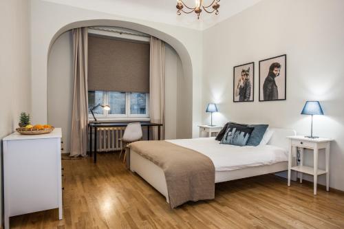 una camera con un letto bianco e una finestra di Gertrude's Residence a Riga
